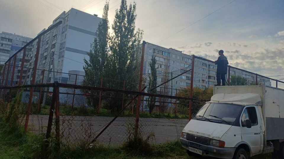    Демонтаж опасных площадок. Источник: пресс-служба администрации Индустриального района Барнаула