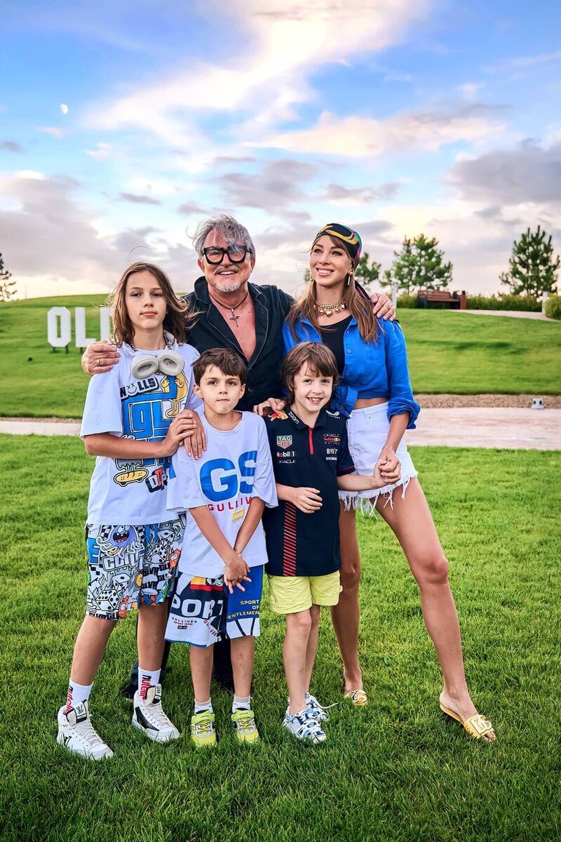 Дмитрий и Полина Дибровы с детьми. Фото: Telegram/@dibrovapolina