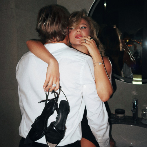     Рецензия на сингл Кати Адушкиной «Свидание»: Не хочу учиться, а хочу влюбиться