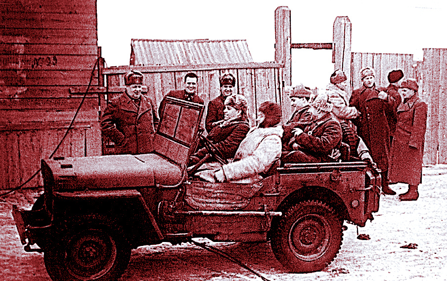 Член Ставки ВГК генерал-полковник А. М. Василевский (на месте пассажира в "Виллисе") перед контрнаступлением под Сталинградом.