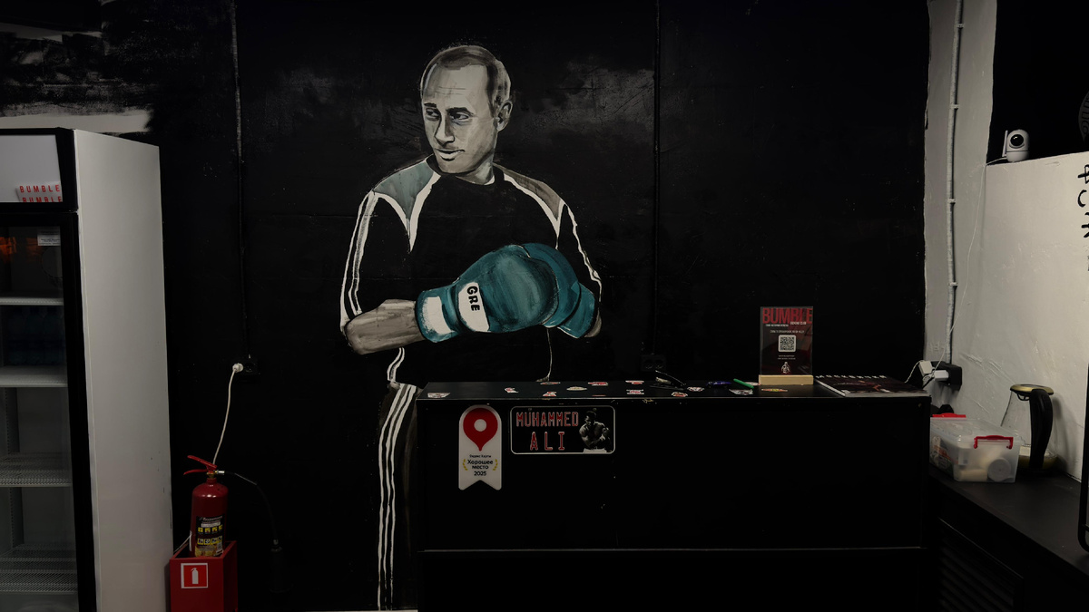 Портрет Владимира Владимировича Путина на входе в боксерский клуб «Бамбл»