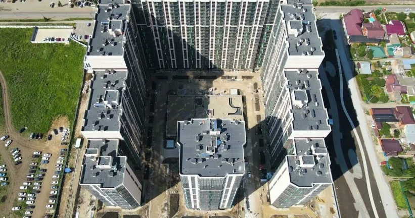 На фото: “дом-микрорайон” Любимово, 16 (Краснодар) – 1514 квартир в одном доме.