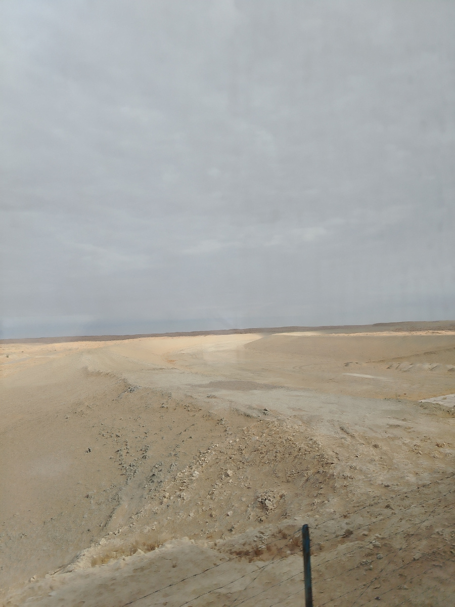 Русло пересохшего канала в пустыне Кызылкум. Фото автора из окна поезда. 