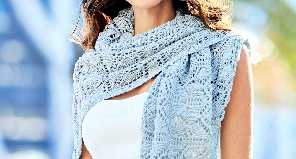 Вяжем стильные осенние аксессуары: ажурные шали и палантины с подробным описанием