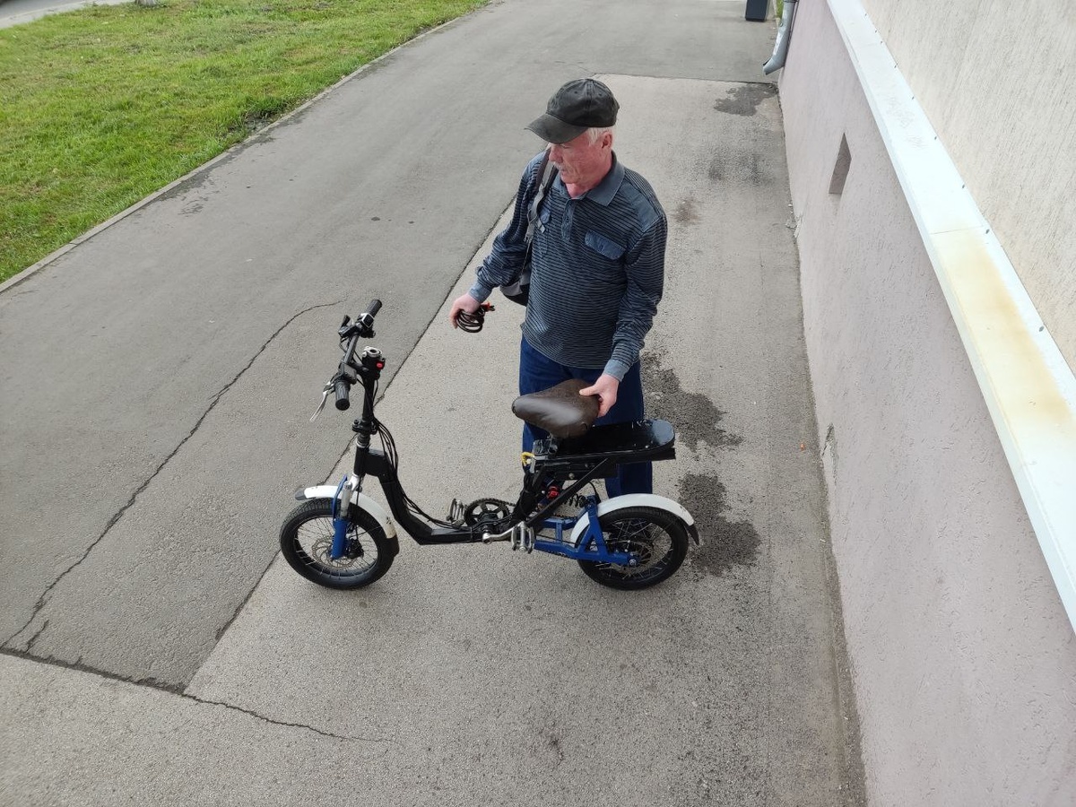 Вот такие возрастные у нас есть клиенты. Этот сам собрал мопед из подручных средств и захотел мне его показать. Я вышла посмотреть и с его разрешения сфотографировала