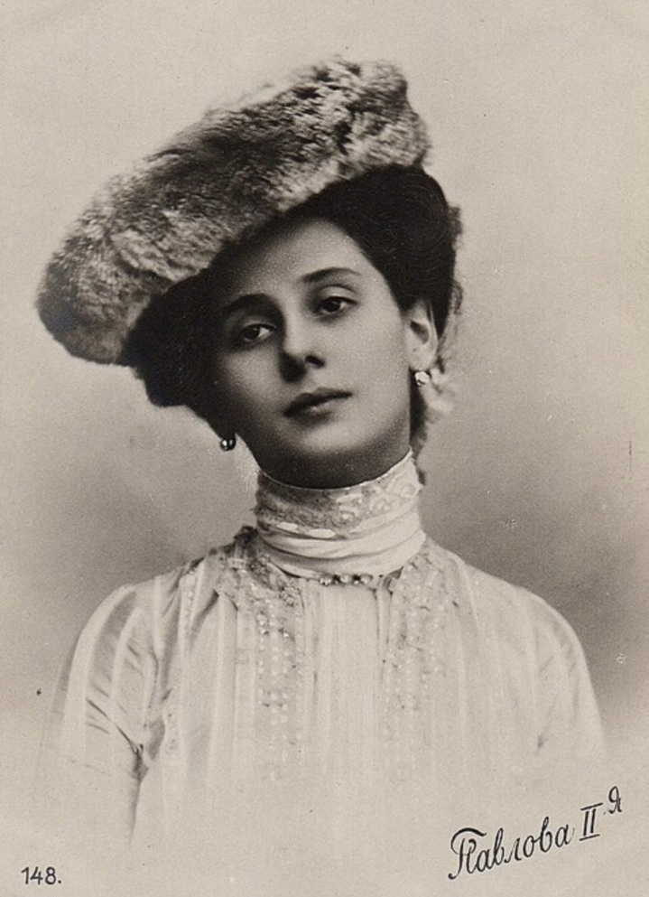 Необыкновенно нежная, милая и очень скромная.