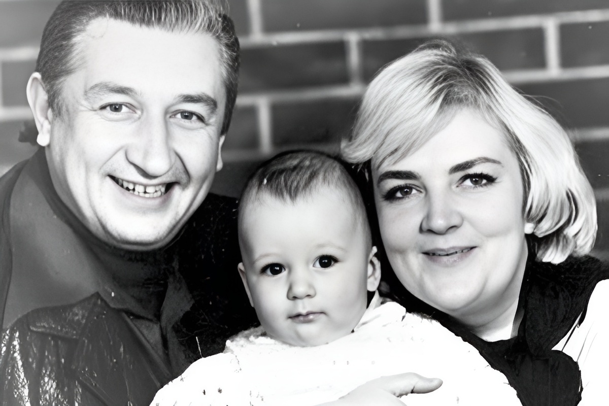 Фото: Михаил с родителями (детское фото) 