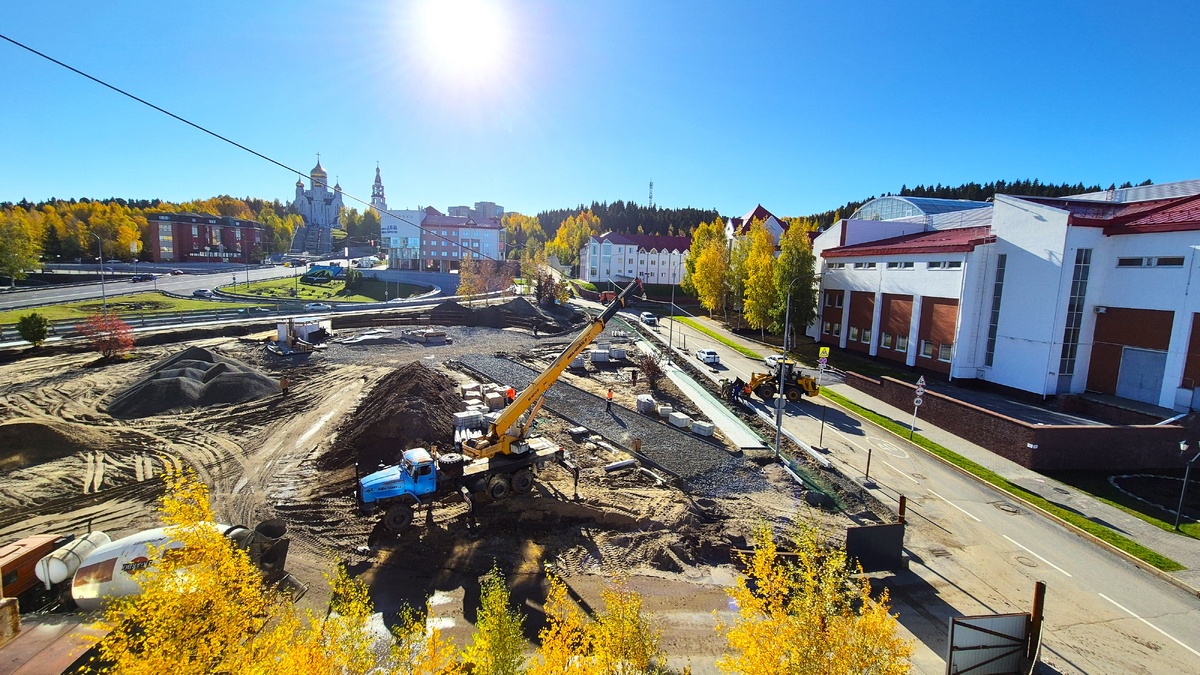    В Ханты-Мансийске продолжается строительство сквера со стелой «Город трудовой доблести»