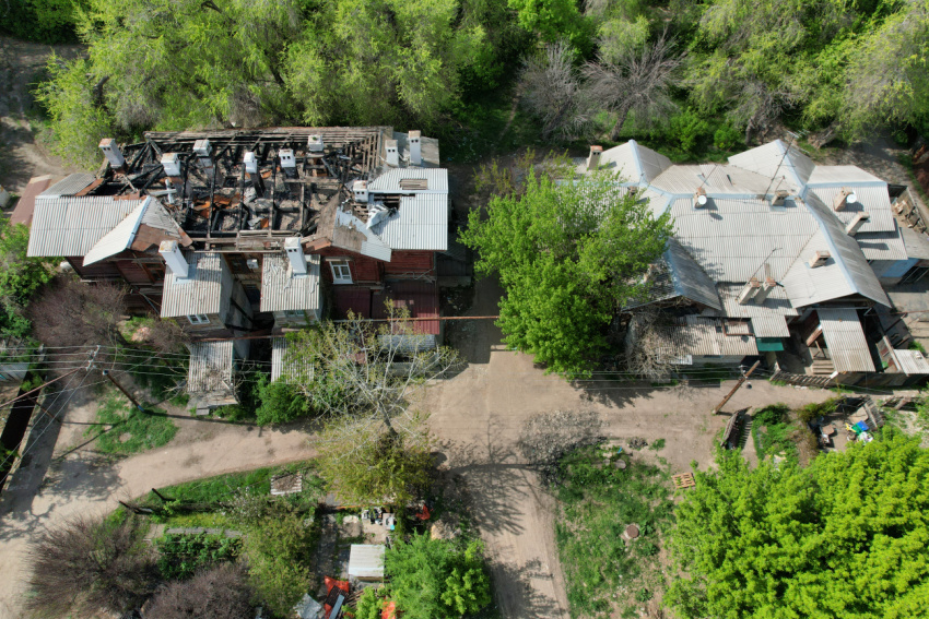    Pugachevskaya_11_sgorevshii_U0306_dom_dvor_Volgograd2