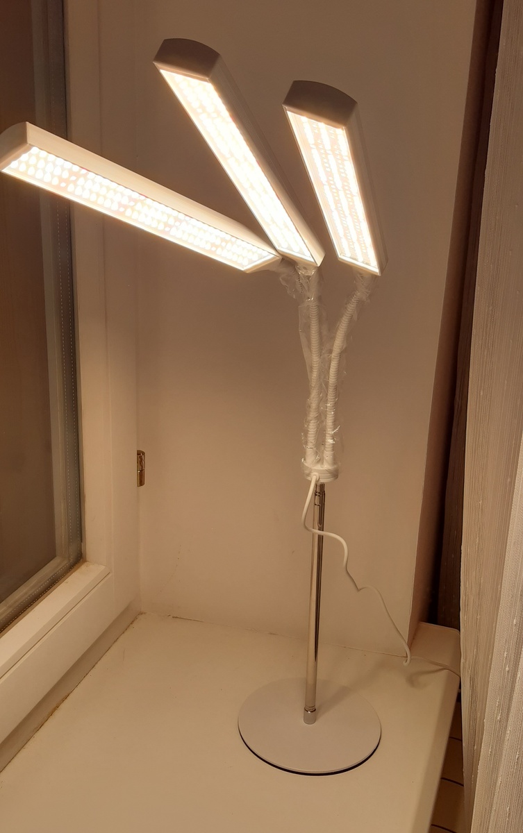 Новая фито-лампа с полным спектром.