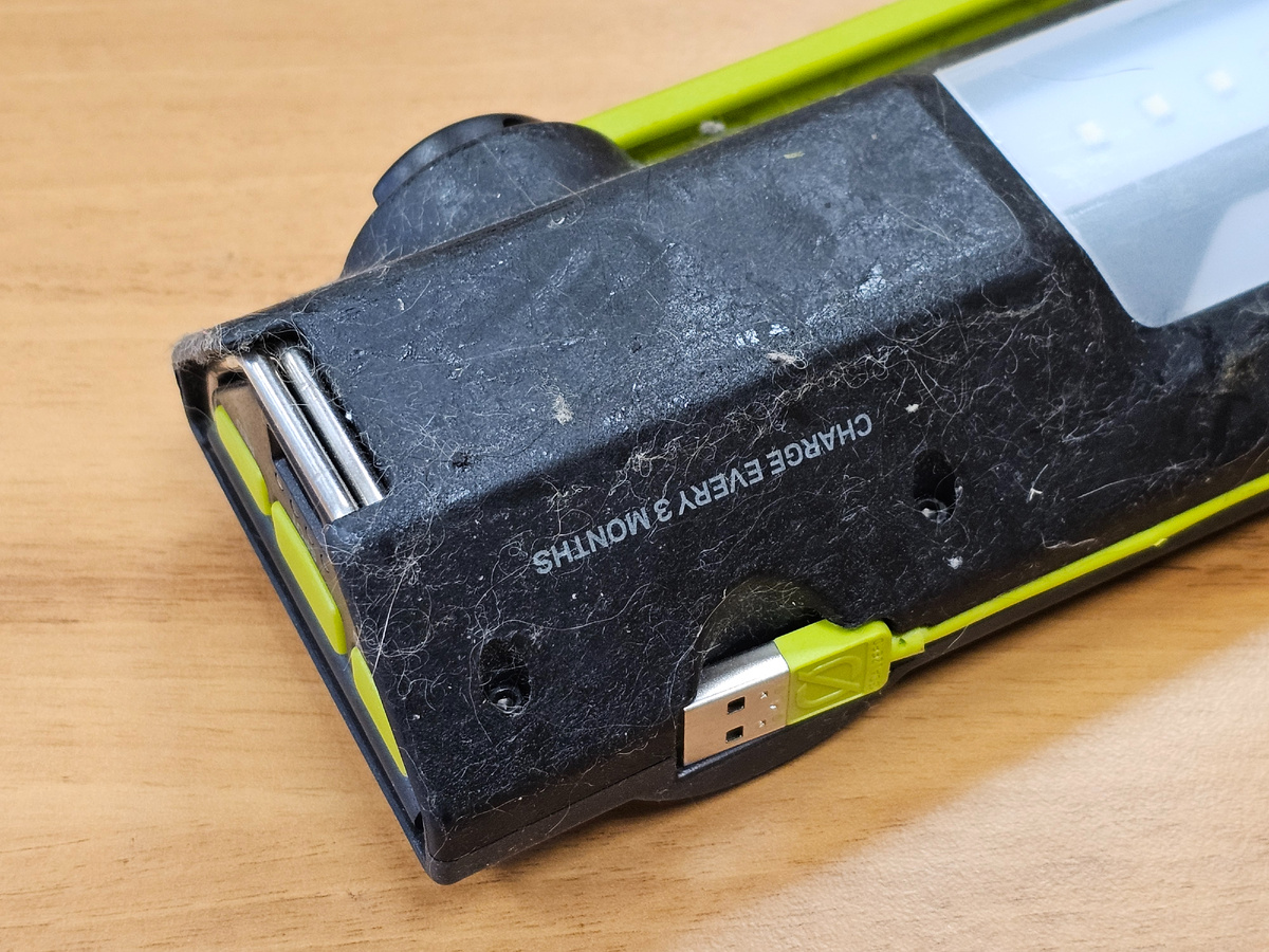 "Умерший" софт-тач: липкая поверхность, приставшая шерсть и пыль.