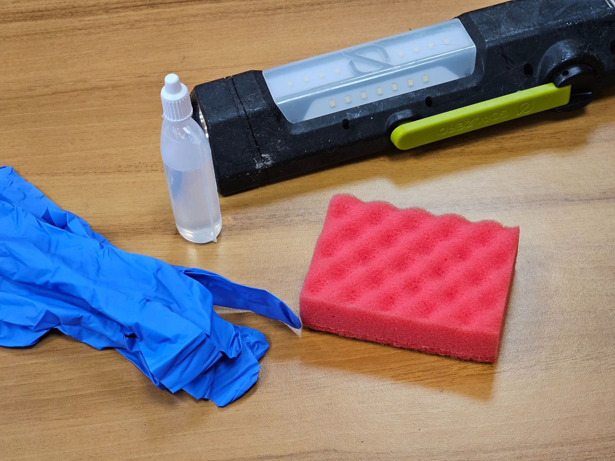 Борный спирт, губка, перчатки, "пациент".