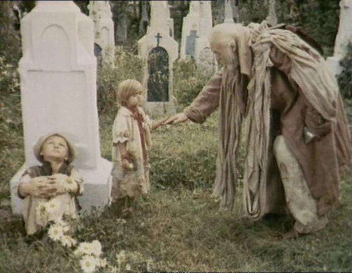 Кадр из фильма "Среди серых камней" (1983)