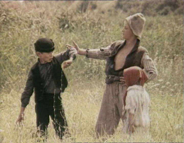 Кадр из фильма "Среди серых камней" (1983)