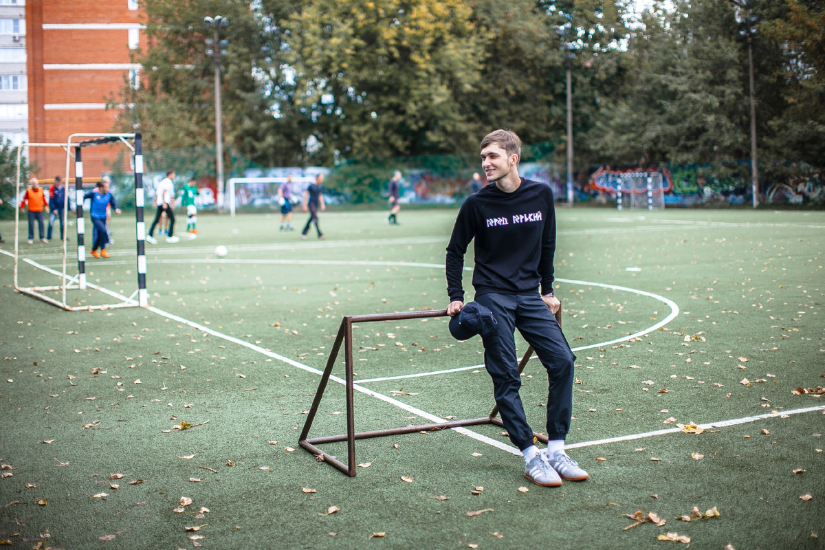 Основатель марки Город Горький Александр Макаров изначально создавал марку для фанатов футбола, но бренд быстро вырос и стал популярен у широкой аудитории.