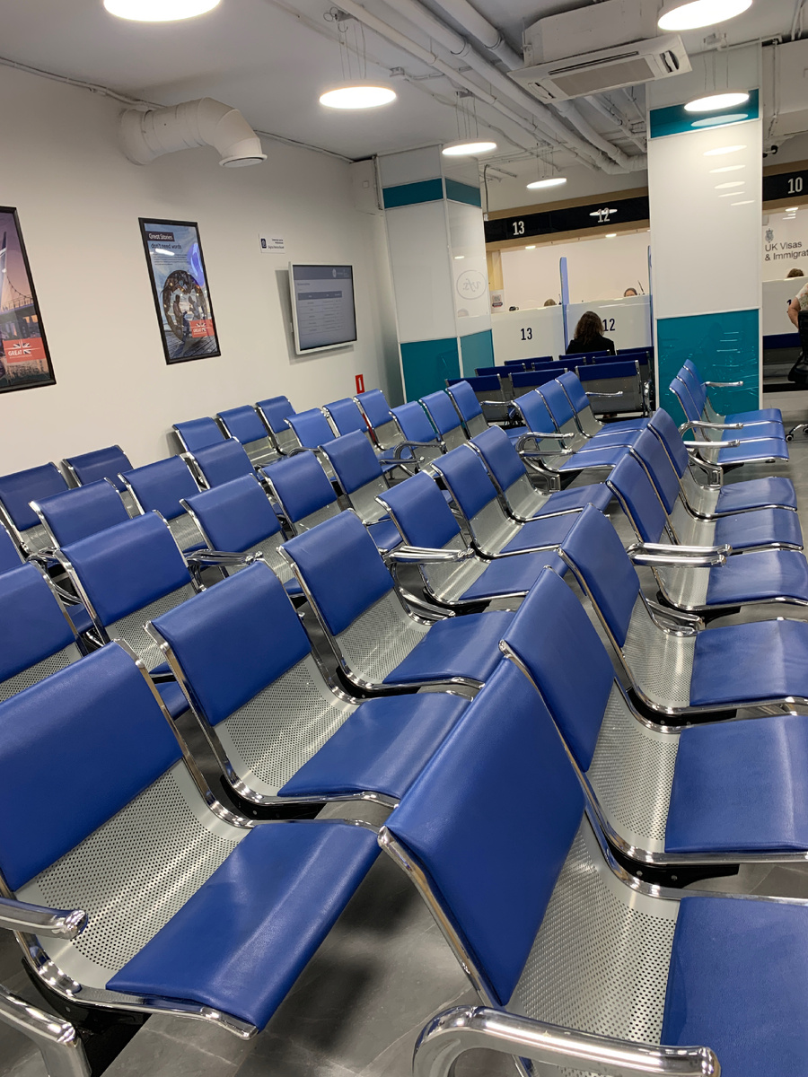 Внутри визового центра Великобритании в Москве 