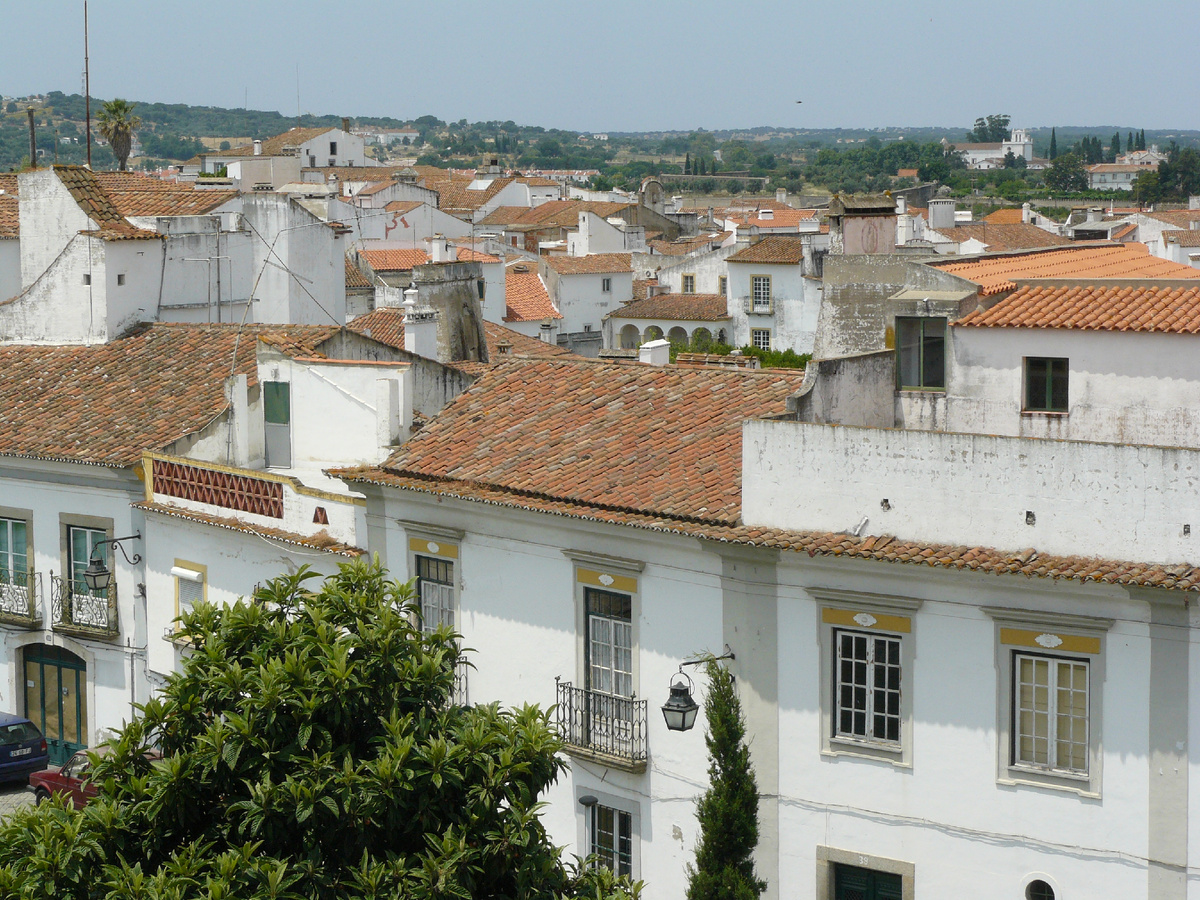 Эвора основана в 1166 году, в городе проживает около 55 тысяч человек. Фото автора.