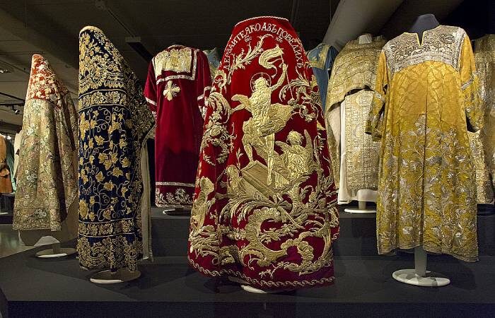 Облачение священнослужителей с золотной вышивкой.