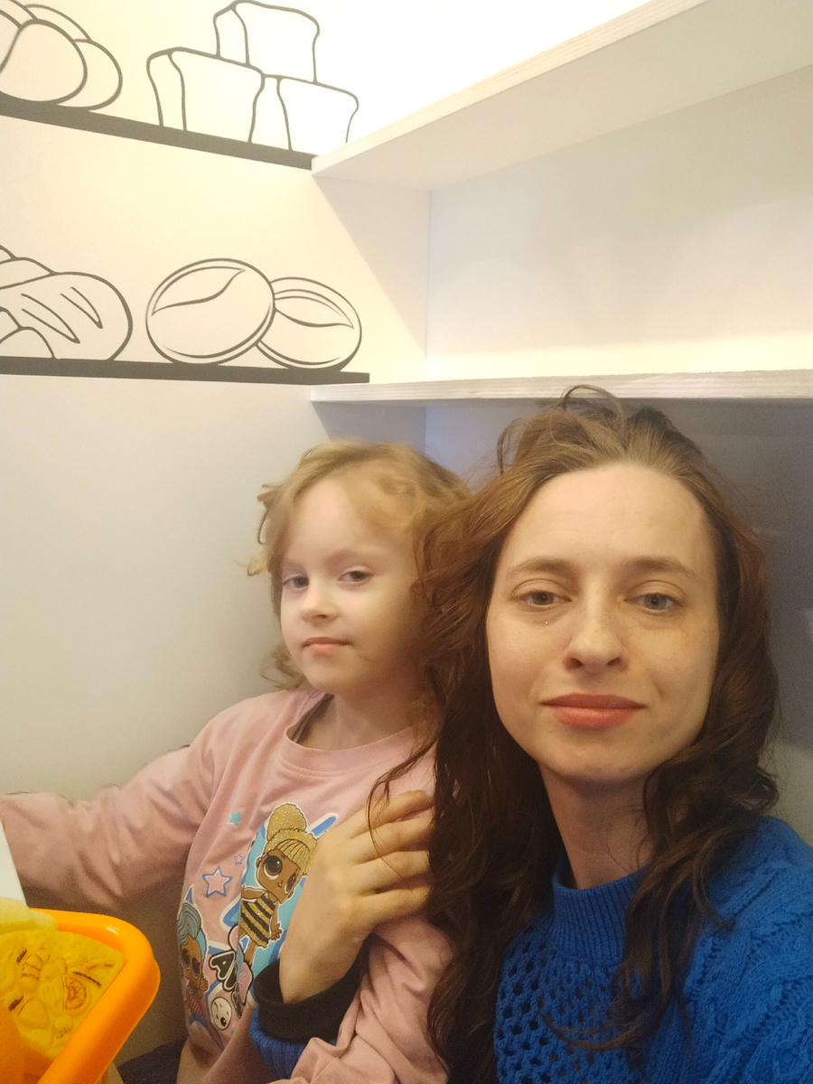 Мы с дочкой, не очень падает свет на фото, зато накрутились плойкой)