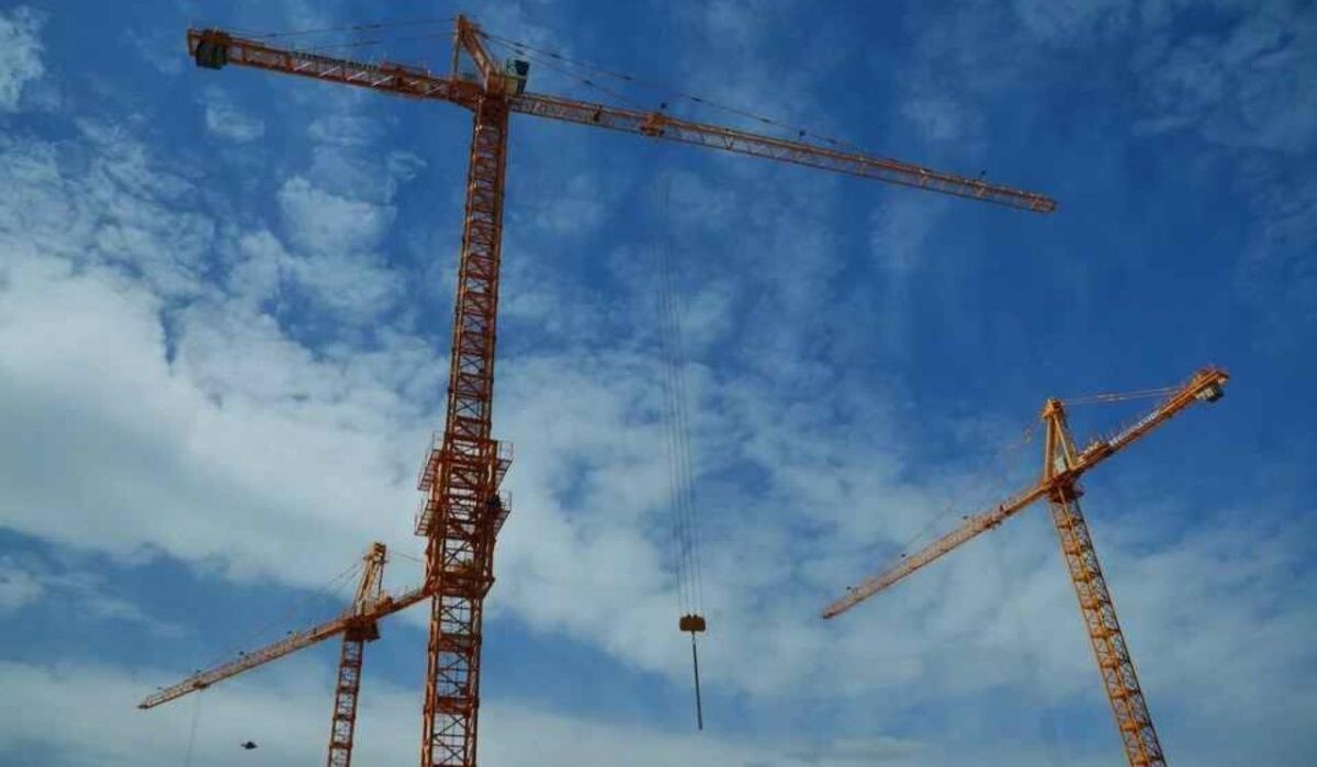     Стротельные краны. Источник: perm.kp.ru