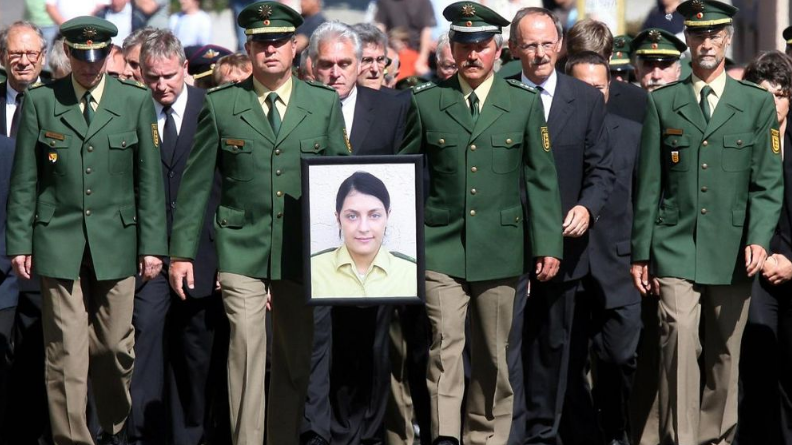 Полицейские присутствуют на похоронах офицера Мишель Кизеветтер в апреле 2007 года.