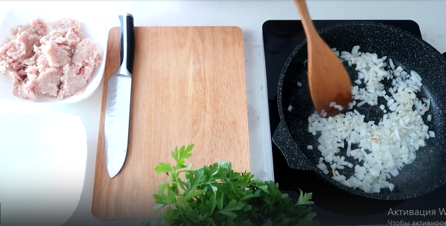 Обжариваем лук