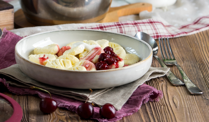 Вареники с вишневым соусом, столовые приборы Majesty (Casa Ray)