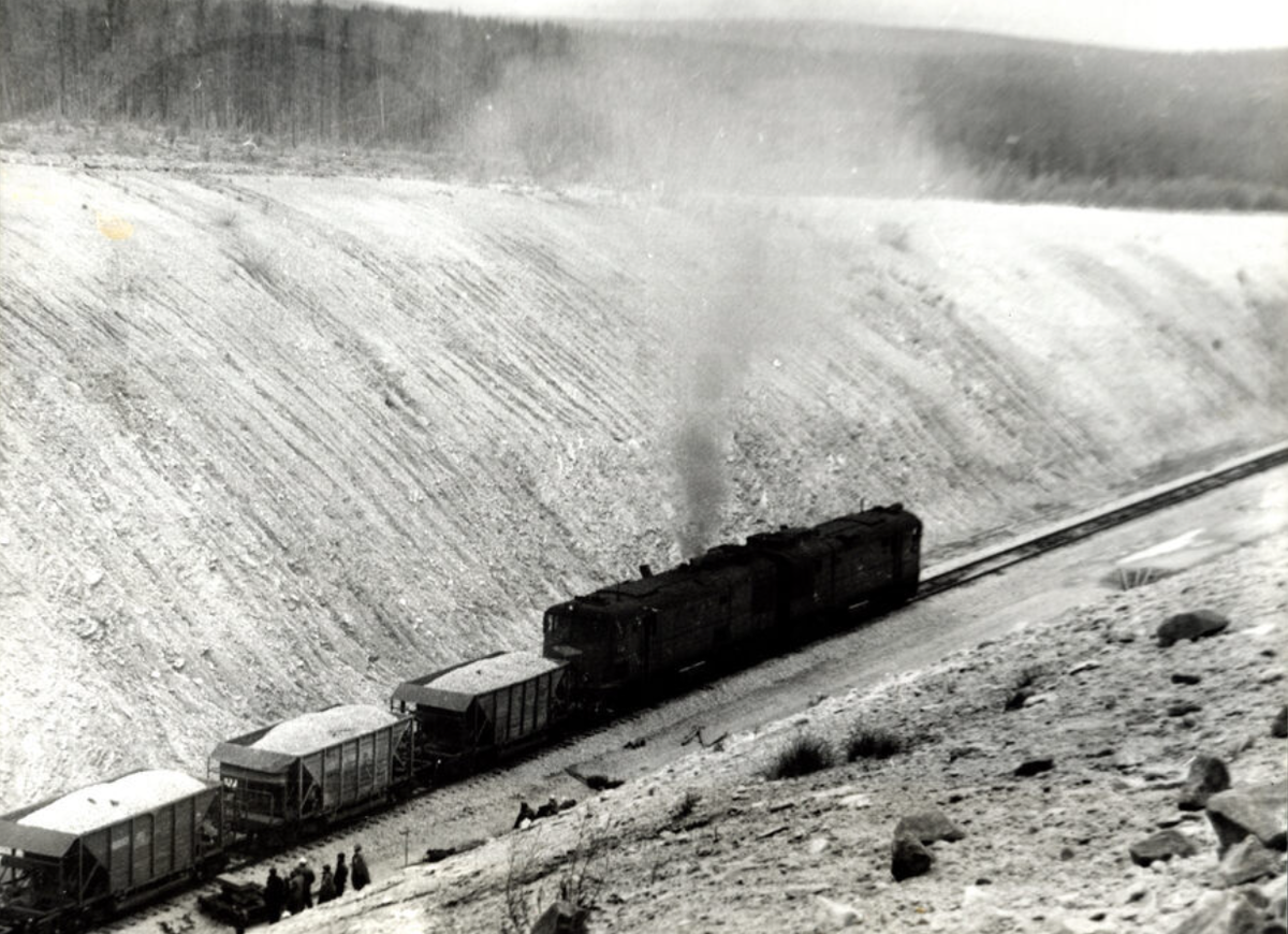 Идут рабочие поезда. Участок БАМа Новая Чара – Тында. Из фондов музея.