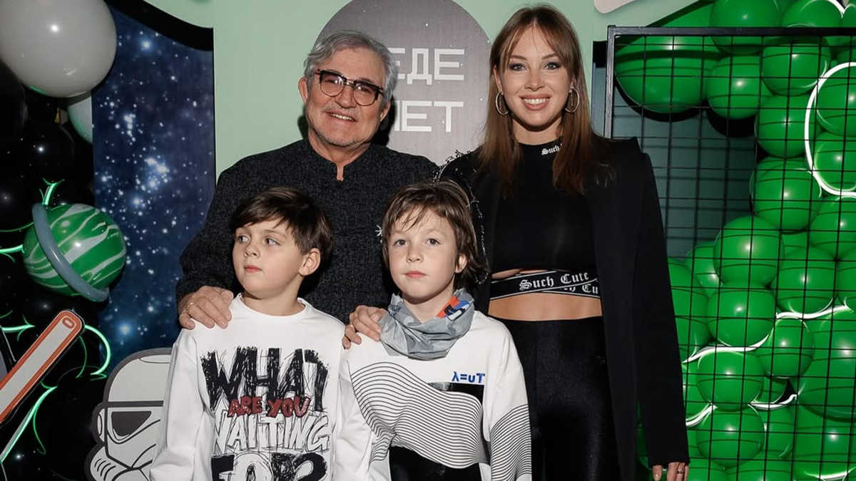    Дмитрий и Полина Дибровы с детьми. Фото: Инстаграм (запрещён в РФ) @polinadibrova