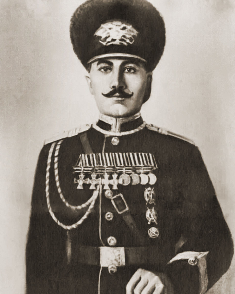 Буденный был кавалером полного георгиевского банта: награжден Георгиевскими крестами и медалями всех четырех степеней. Фото 1916 года