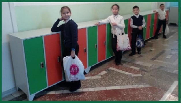  Дети радуются новым шкафчикам.