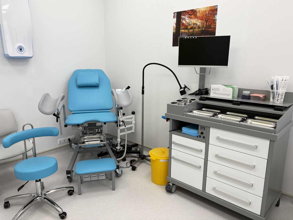 Рис. 2 Гинекологическое кресло и гинекологический комбайн производства «ЗЕРЦ» (Москва)