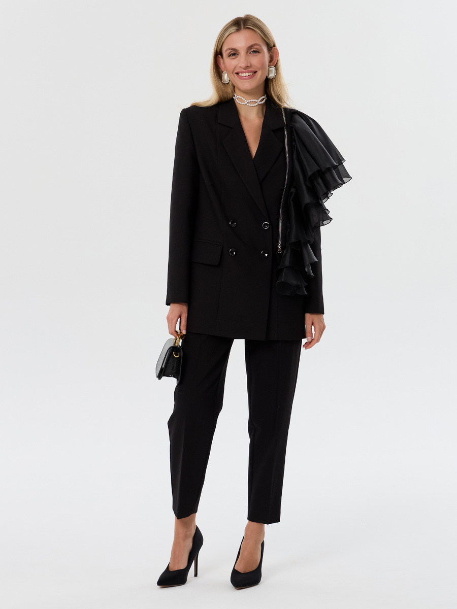 В комплекте с черным жакетом идет черная рюша на молнии — это базовая комплектация. 