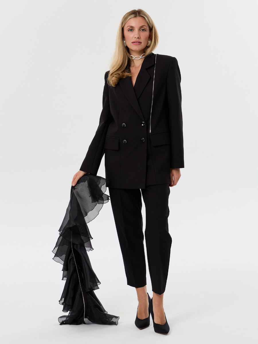 В комплекте с черным жакетом идет съемная черная рюша на молнии.