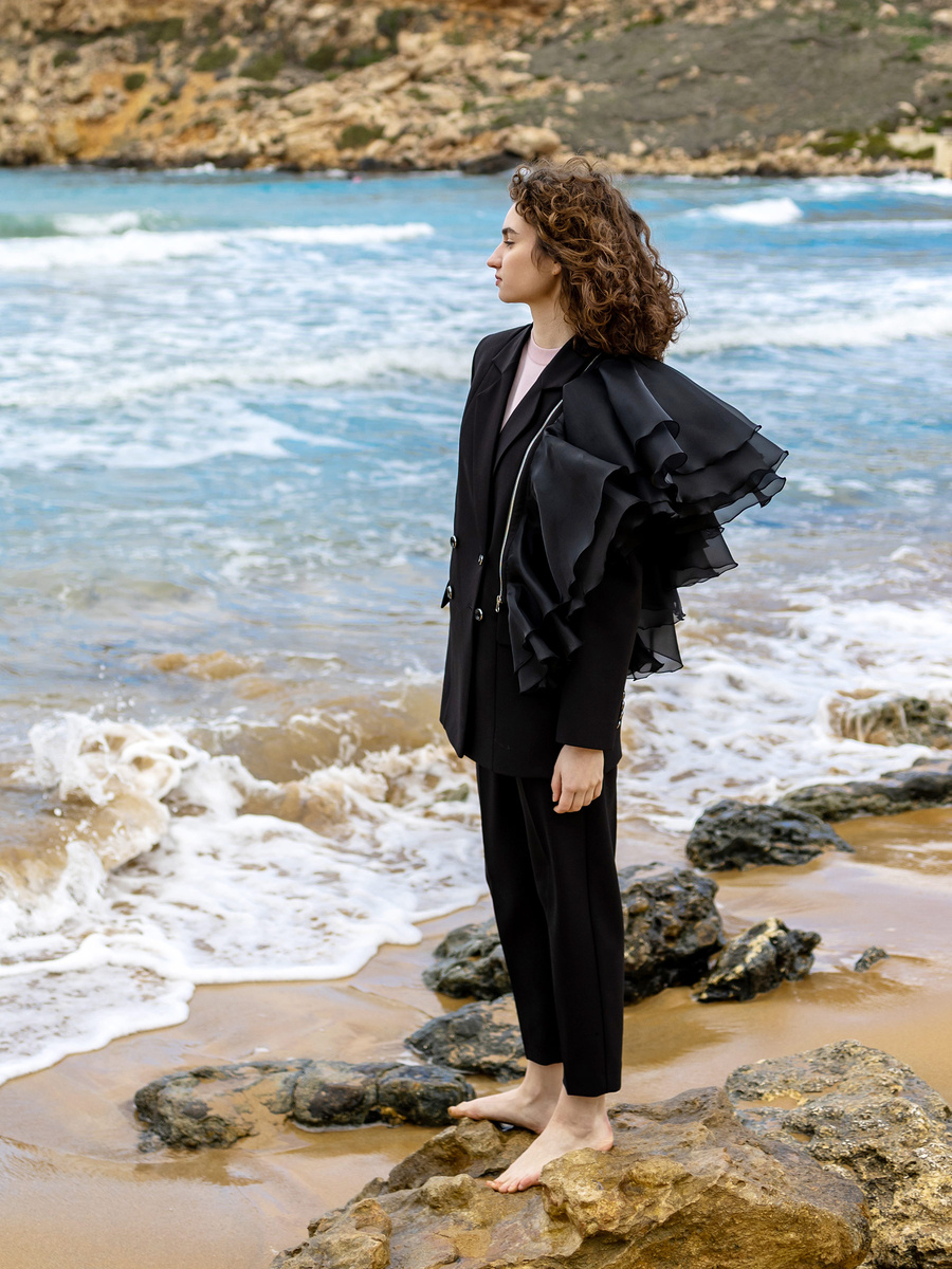 В комплекте с черным жакетом идет черная рюша на молнии — это базовая комплектация. 