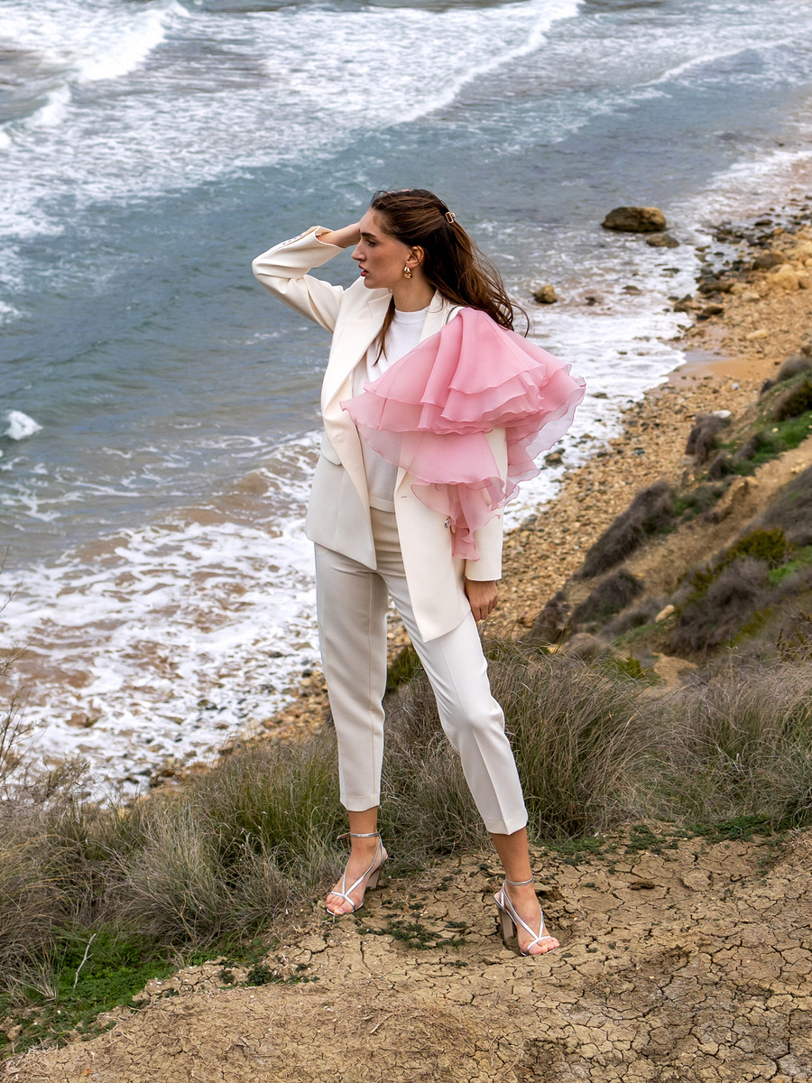 В комплекте с молочным жакетом идет розовая рюша — это базовая комплектация.