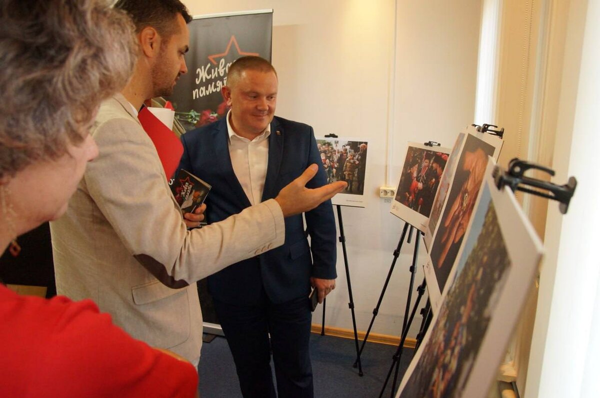 На  открытии фотовыставки присутствовал глава муниципалитета Александр Свитенко. Фото А. Толстых.