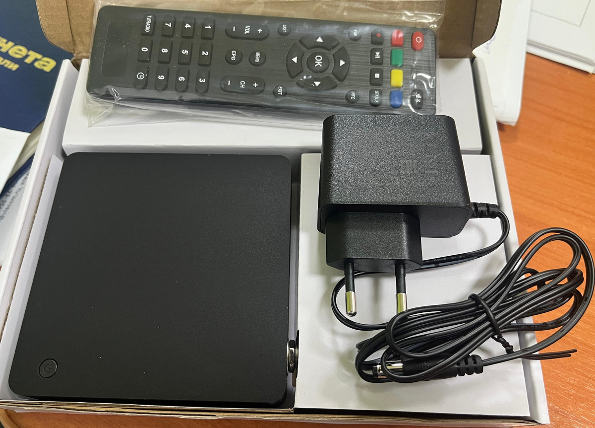 В коробке с лежить только приемник, пульт и блок питания, батареек для пульта и шнура для телевизора нет, как впрочем и на других моделях ресиверов Триколор.