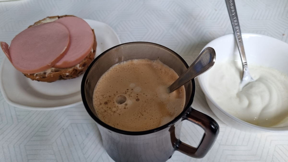 Сегодня на завтрак хотелось чего-то вкусненького. Никакой каши и яиц душа не принимала. В итоге выбор пал на сметану с сахаром и огромный такой бутерброд с колбасой и майонезом. Ужас, конечно, неэстетичный и неполезный))