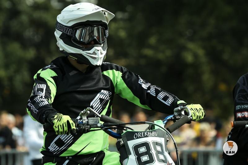    Мотоциклист в экипировке