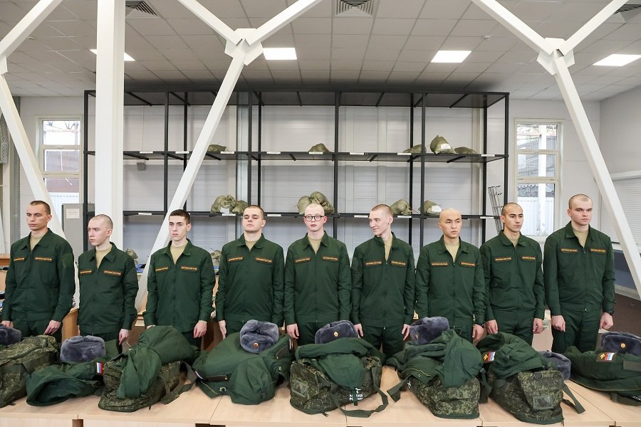 Призывники во время выдачи обмундирования на сборном пункте военного комиссариата - Фото: Алексей Белкин/NEWS.ru/ТАСС