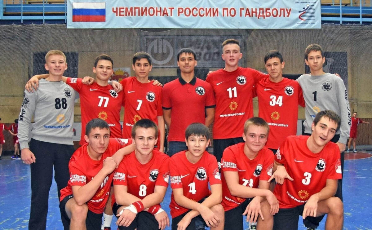    Команда 2001 года рождения. Александр Попов - крайний слева в верхнем ряду