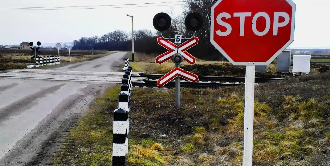 А Вы знаете, какие ошибки можно совершить при движении на знак 2.5 «Движение без остановки запрещено» ?