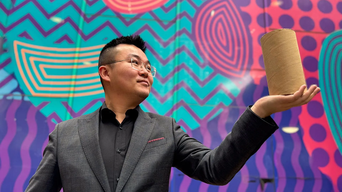    На фотографии ведущий автор исследования, доктор Цзямин Ма, держит в руках утрамбованный грунт, упакованный в картон.