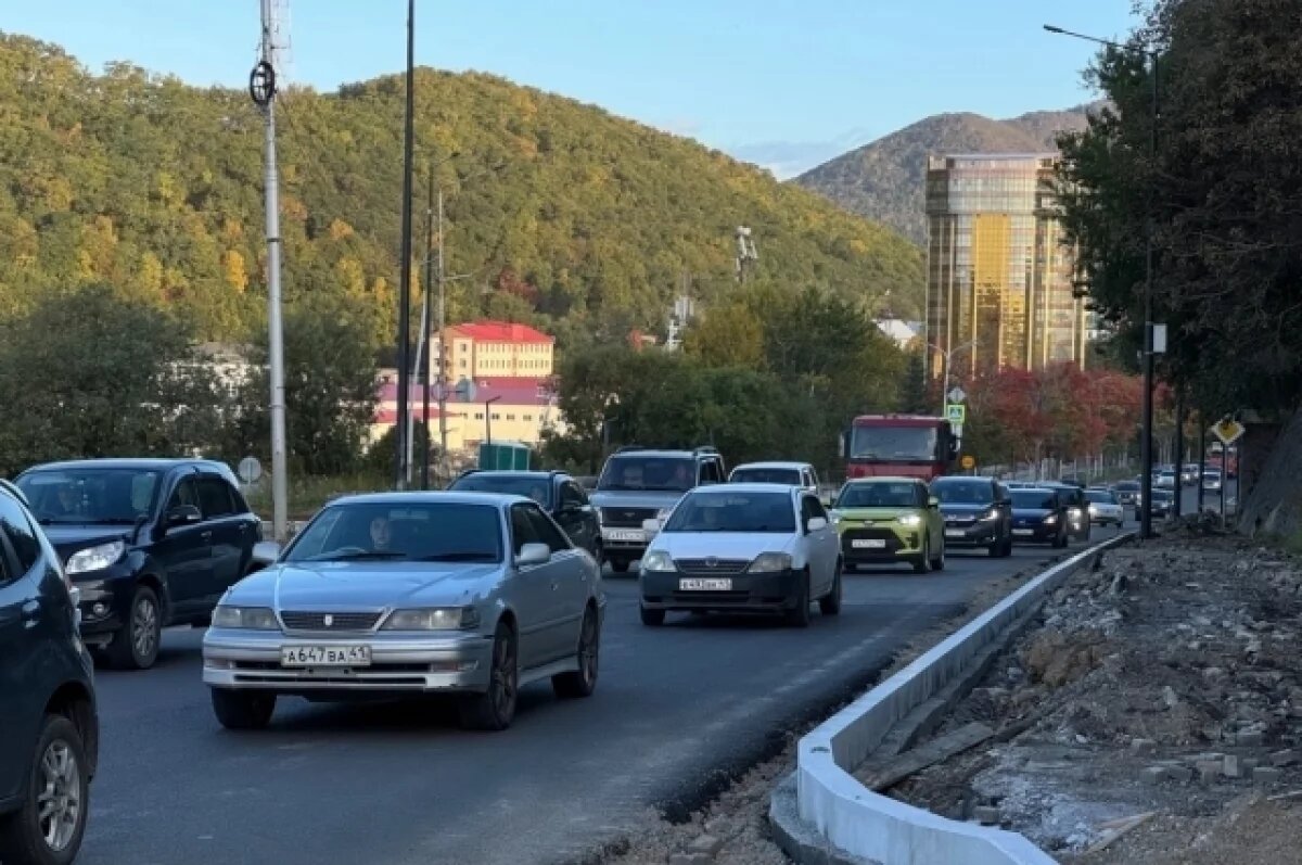    Ремонту у администрации Петропавловска мешают припаркованные машины