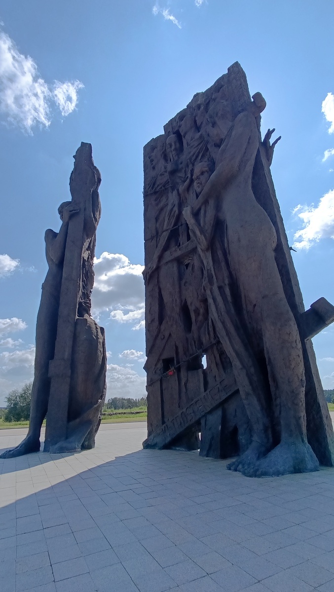 "Врата памяти". Вход в комплекс "Тростенец". Скульптор Костюченко К.А.