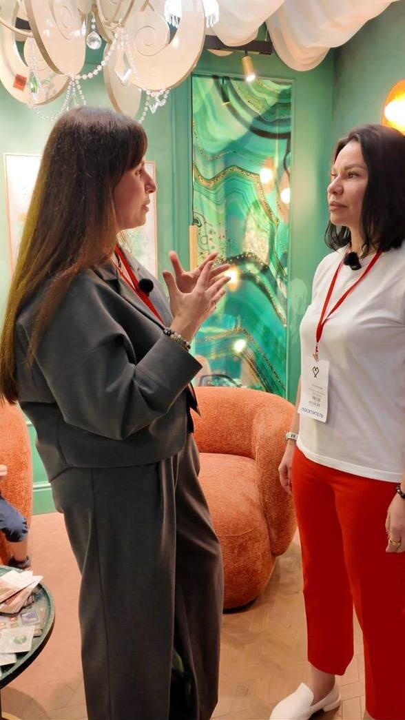 Любовь Солодкова - главный инженер компании "Возрождение" и Екатерина Ушакова - дизайнер интерьера и искусствовед