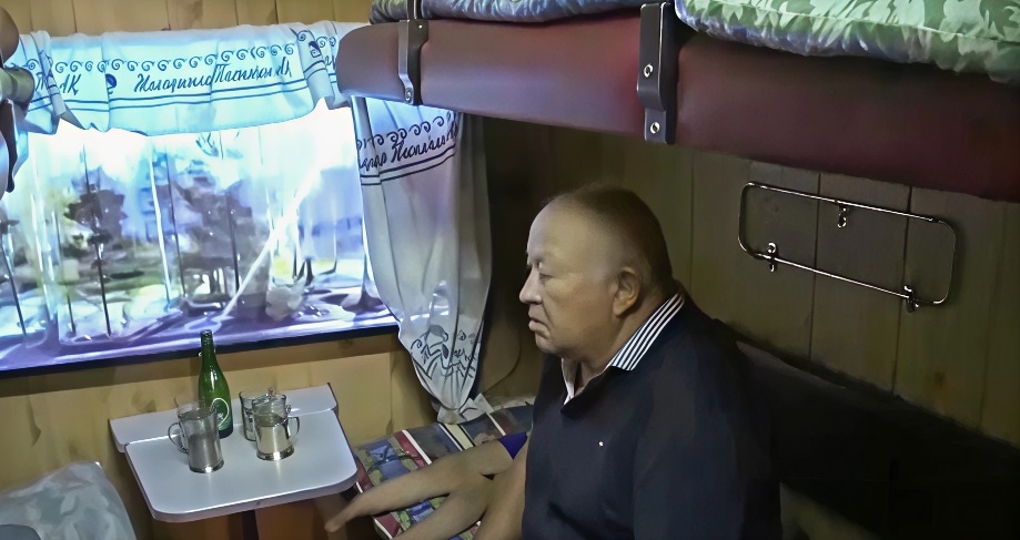 Пенсионер переделал комнату в квартире в купе поезда. Как она выглядит