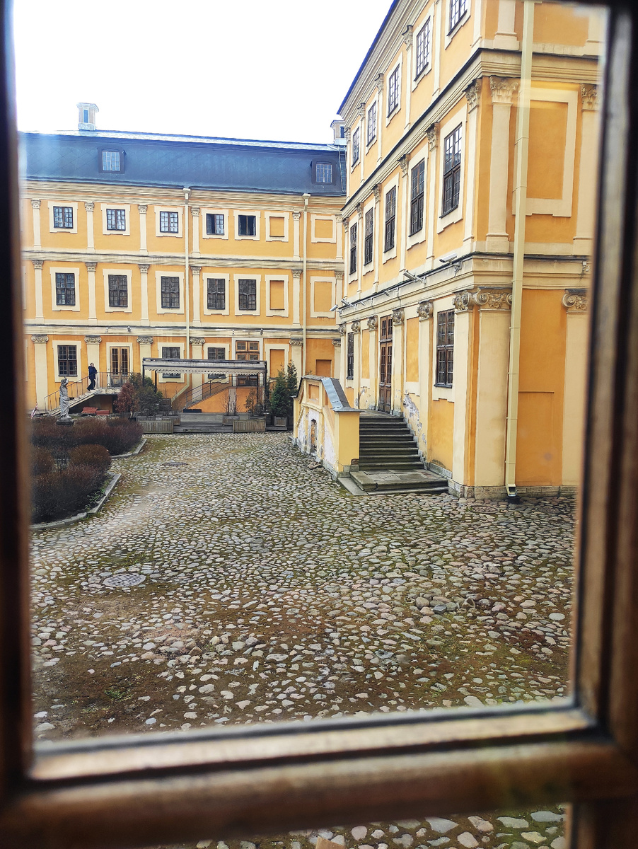 Вид во внутренний дворик. Фото автора статьи.