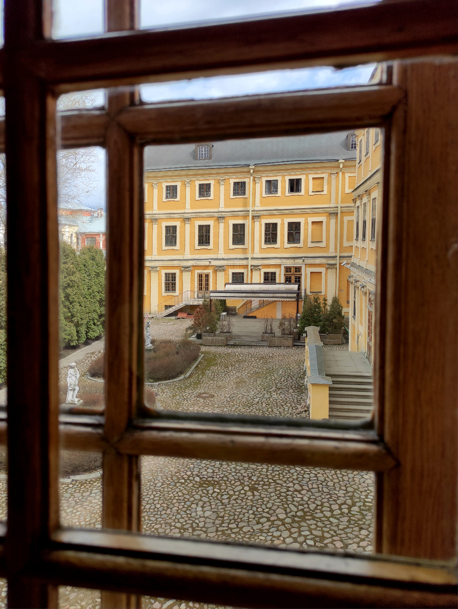 Вид во внутренний дворик. Фото автора статьи.